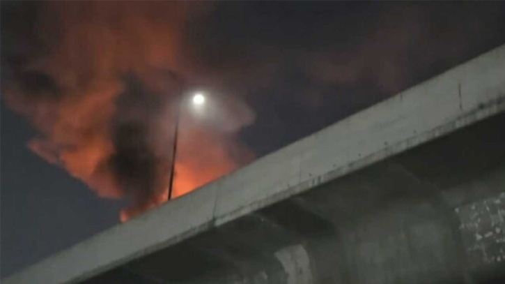 শাহজালাল বিমানবন্দরের সামনে ফ্লাইওভারের উপরে মোটরসাইকেলে আগুন